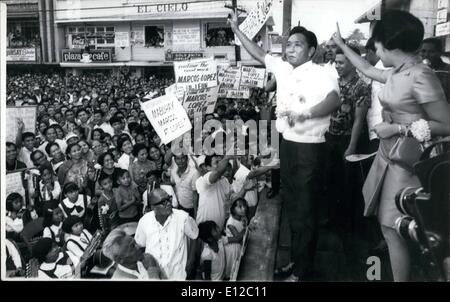 16 déc., 2011 - E. Président Ferdinand Marcos et Mme Imelda Marcos, droite, salue la foule en liesse la victoire après avoir été réélu à la tête de ce pays d'Asie, 1969. Banque D'Images