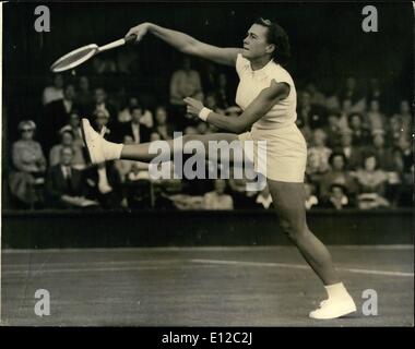 16 déc., 2011 - Pat Ward à jouer- Mlle Pat Ward (G.B.) vu en jeu lors d'un match de double le jour de l'ouverture de la Wightman Cup trophée de tennis sur gazon de Wimbledon, le 16 juin.. Le match était entre Shirley Bloomer et Pat Ward en jeu contre Mme Fleitz et Mme D.P. Knode de l'équipe des États-Unis. Les Américains ont gagné 6-1, 6-4. Banque D'Images