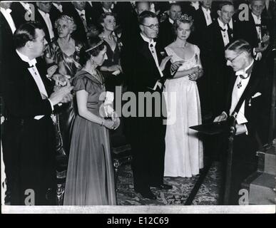 12 décembre 2011 - Festival Nobel à Stockholm : le prince héritier Gustav représente  Représentant son père Kings pour la première fois à cet événement Prince héritier de Suède a récemment remis le Prix Nobel à Eliot, le poète (pour la littérature) et proposition de l'Université Manchaster (pour la physique nucléaire) le Festival Nobel qui s'est tenu à Stockholm. Photos. M. T. S. Eliot (à droite) après avoir reçu son prix Nobel des mains du prince héritier Gustiv qui est vu applaudir (de gauche à droite ) le prince Bertiv Princesse Louise, le prince héritier et la princesse Cybilla. Banque D'Images