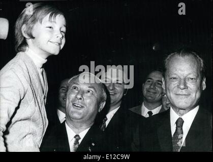 16 déc., 2011 - Le ministre fédéral Georg Leber est devenue 50 le 7 octobre. Georg Leber, le ministre des Transports de l'Allemagne de l'Ouest et ministre des Postes a célébré son 50e anniversaire hier. Après la guerre Leber travaillait comme maçon et puis il a fait une carrière à l'Bau-Stein-Erden (building trade union). Depuis 1966, il a été membre du Cabinet de l'Allemagne de l'Ouest. OPS : Matthias Brandt, le plus jeune fils de Willy Brandt, Ministre allemand de l'Ouest et Leber chancelier Willy Brandt (de gauche à droite) lors de la réception d'anniversaire. Photo Keystone, Octobre 8th, 1970 Banque D'Images