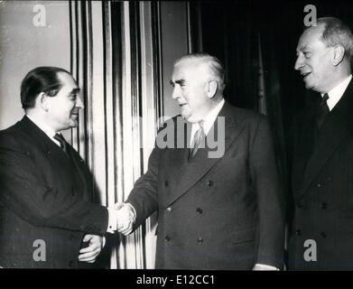 16 déc., 2011 - Robert Menzies, le Premier Ministre de l'Australie, est arrivé à Paris ce matin et a déjeuné avec M. Mendes-France à l'Hôtel Matignon. Mendes-France est photographié serrant la main avant leur déjeuner Menzies ensemble. Ancien maître boulangers Retour à l'Allemagne. Banque D'Images