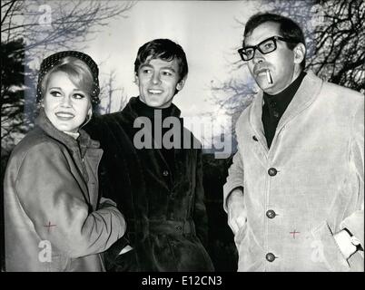 Le 16 décembre 2011 - pas de l'acteur anglais co-stars avec Jane Fonda dans le nouveau film de Vadim. A 23 ans, l'acteur anglais Peter MacEnery a été sélectionnée par Vadim, le célèbre acteur français, réalisateur de co-star avec Jane Fonda dans La Curee , une version d'écran d'un roman de Zola. OPS : de gauche à droite, Jane Fonda, Peter MacEnery et Roger Vadim, représenté sur l'emplacement de ce matin. 23/65 nov. Banque D'Images