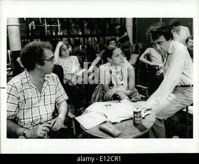 16 déc., 2011 - théâtre populiste : moment de pause pendant la répétition de timon d'Athènes de Shakespeare comme Gerald Freedman, directeur du jeu, attend la parole de Papp. Banque D'Images