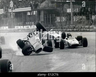 16 déc., 2011 - pilote Italien Pino Pica ne vont pas facilement oublier le ''Grand Prix 500'' - une course de Formule 3 à Monza, Italie - pour dans la seconde il avait une chaleur plus étonnant s'échapper quand sa voiture jetés par-dessus une autre voiture et s'est posé à l'envers sur le rail de protection. Pica est sorti indemne, mais lorsqu'on leur montre les restes de sa voiture son évanoui lors d'un choc et a été transporté à l'hôpital. Photo montre :- Image frappante de pica's véhicule commence sa fantastique Jump- Pendant la course à Monza. Banque D'Images