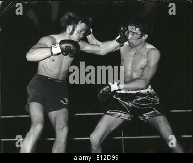 Le 15 décembre 2011 - Concours Titre poids plume. Wembley, l'Angleterre : champion poids coq Alan Rudkin, de Liverpool, ce soir a rencontré Jimmy Revie, de Londres, champion poids plume de Grande-Bretagne, pour son titre à l'Empire Pool, Wembley. Ici, Revie (droite) et Rudkin échange de coups à la tête. Revie a remporté la lutte sur des points. Banque D'Images