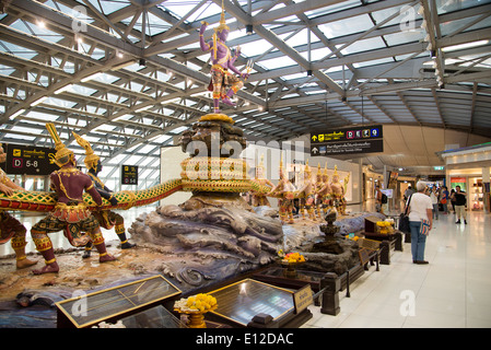 Danseurs thaïlandais traditionnels dans la salle des départs de l'aéroport de Suvarnabhumi Bangkok Thaïlande Banque D'Images