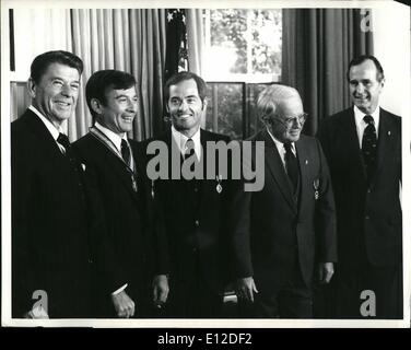 Le 15 décembre 2011 - Presiders et Reagan de Washington D.C.,Astronautes 5/19/81.. Le président Ronald Reagan W. (à gauche) est illustré avec la Colombie-Britannique Les astronautes lors d'une cérémonie à la Maison Blanche aujourd'hui où il a remis la médaille aux trois hommes montre de gauche à droite sont : le président Ronald Reagan 1 W. ; l'astronaute John W. Young ; l'astronaute Robert Crippen (Cmdr. USN) et le Dr Alan M Lovelace, administrateur par intérim de la NASA. Les jeunes et Crippen a reçu la Médaille du service distingué Citation tandis que le Dr Lovelace a reçu la Médaille du citoyen du Président. Banque D'Images