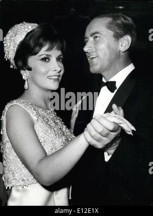 15 déc., 2011 - Rome, Gana 1966. La star de cinéma italienne Gina Lollobrigida et son mari, le Dr Mike Skofic ont séparer après 17 ans de mariage. Ils ont quittés d'un commun consentÃ Banque D'Images