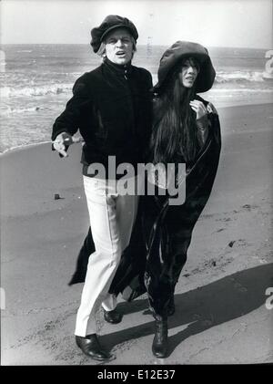 Le 20 décembre 2011 - Troisième mariage, pour l'acteur allemand Klaus Kinski. La mariée est le jeune Vietnamien Min Hoi, 21, de Saïgon. Elle est fille d'une vietnamienne et d'un Français. Elle n'a jamais fait du cinéma. Kalus blonde, qui est le protagoniste de nombreuses bonnes italien à Ëoewestern'' et est bien connu, après son mariage va jouer le rôle du célèbre écrivain américain Edgar Allan Poe. OPS : Les deux fianc&eacute;es vu à l'Fregen Beach. Banque D'Images