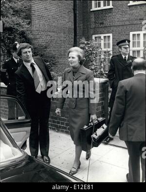 Le 15 décembre 2011 - arrêt de travail Mme Margaret Thatcher, le premier ministre, et a protesté par la police et les assistants, l'air très déterminé qu'elle quitte sa maison pour commencer son travail à no 10, Downing Street. Banque D'Images