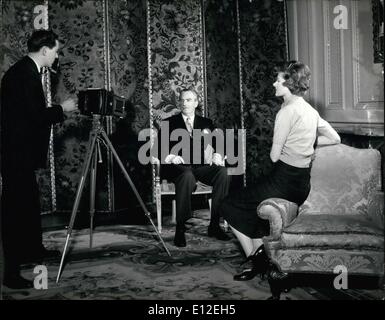 16 déc., 2011 - Le Premier Ministre, Sir Anthony Eden - pose pour les cameramen - et Lady Eden regarde sur : Sir Anthony Eden - qui a accepté le rôle de premier ministre, après la démission de Sir Winston Churchill - a donné une assise à sa résidence officielle - Carlton Gardens - pour les photographes Keystone. Dans cette image - le nouveau premier ministre s'est vu poser pour la caméra, alors que Lady - Eden donne quelques conseils - tout en étant assis sur le bras du fauteuil. Banque D'Images