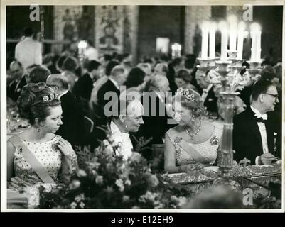 16 déc., 2011 - Le Prix Nobel Le dîner à l'Hôtel de Ville de Stockholm. OPS : Fr. L À R : La princesse Christina de Suède, Manfred Eigen (chimie), et de la princesse Sibylla de Suède. 10-12-67 Banque D'Images