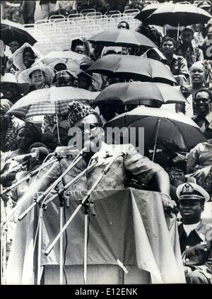 21 décembre 2011 - Pour la SCS zaïroise bastion rebelle Capture - Président Mebutu, appuyé par les troupes d'unités marocaines a chassé les rebelles katangais à partir de leur strenghold Mutsheshe de, 130 milles de la frontière, Président Mebutu Angelan a récemment organisé un grand gendarman katangais, Portugane également et a été saisi du matériel soviétique au Shaba, quantités aussi aof des faux billets, qui inclided Photo montre : le président Mobutu malking son discours dans la ''20 Mai Stadium'', Kinshasa. Banque D'Images