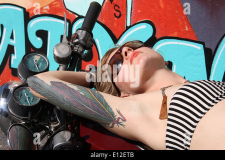 Tatouage moto liberté chic fashion lunettes de soleil plumes graffiti maillot de couleur blanc macro Banque D'Images