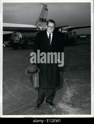 21 décembre 2011 - L'ancien secrétaire du Travail P James Mitchell , à la recherche de la nouvelle nomination au poste de gouverneur, Jersdey est représenté à l'arrivée via formulaire Superjet TWA Los Angeles. M. Mitchell est de retour d'une visite avec l'ancien président Dwight D. Eisenhower à Palm Beach, en Californie. Banque D'Images