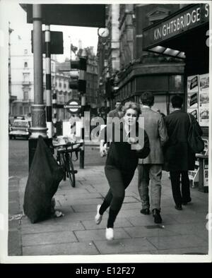 21 décembre 2011 - Going Places - Rapide : Garder la forme et rester au top - c'est ce que dit blonde et jolie Juin Ritchie, la jeune actrice à tourné à la gloire du jour au lendemain pour sa performance dans le terre-à-terre 'une sorte d'aimer'. Et pour le prouver, n'importe quel soir soir, n'importe quel jour, Mlle Ritchie peut être vu dans l'extraction et des chaussures de course jogging arpenter les trottoirs de Knights bridge à une marche rapide et sain trot..... garder l'ajustement pour le dur travail sur son nouveau film, 'vivre maintenant, payez plus tard" Banque D'Images