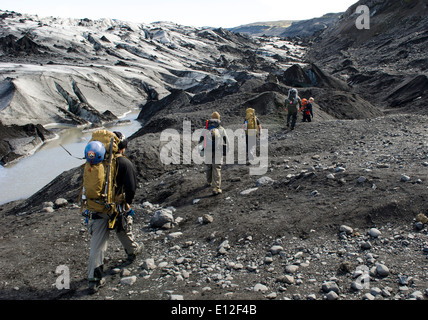 US Air Force pararescuemen avec le 48e groupe expéditionnaire aérienne, voyage à travers un glacier Islandais au cours des exercices de maintien de l'air, le 18 mai 2014 près de Keflavik, en Islande. Banque D'Images