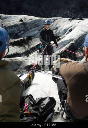 L'US Air Force une pararescueman avec le 48e groupe expéditionnaire aérienne, se prépare à rappels sur le côté d'un glacier Islandais au cours des exercices de maintien de l'air, le 18 mai 2014 près de Keflavik, en Islande. Banque D'Images