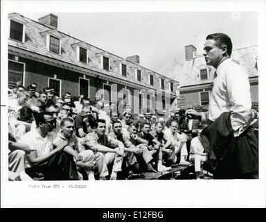09 janvier 2012 - 1 - En tant que directeur du Corps de la paix, Sargent Shriver aborde le premier groupe de bénévoles en juin 1961 qu'ils commencent un programme de formation de six semaines à l'université Rutgers au New Jersey. Banque D'Images