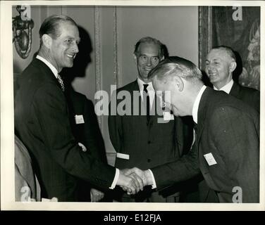 26 déc 2011 - Le Duc répond aux ingénieurs : le prince Philip, duc d'Édimbourg, 13 vus en train de parler au Dr. D.H. Forte de l'institution des ingénieurs chimistes et d'autres membres du conseil d'ingénieurs lors d'une réunion informelle du Conseil d'administration à l'Anglo Belgique Club à Belgrave Square, Londres, aujourd'hui, le 15 mai. Banque D'Images