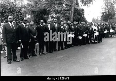 09 janvier 2012 - Les funérailles de Jomo Kenyatta à Nairobi : Le gouvernement du Kenya par le Président Daniel Arap Moi, l'extrême gauche d'une ligne Banque D'Images