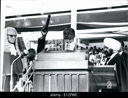 09 janvier 2012 - Daniel arap Moi, holding bible dans sa main droite, qu'il prête serment d'office à une cérémonie colurful à Nairobi le 12 Déc 1979. Sur la gauche est le juge en chef Sir James Wicks et sur la droite est le Greffier de la Haute Cour, M. P. S. Brar. Credit : Camerapix. Banque D'Images