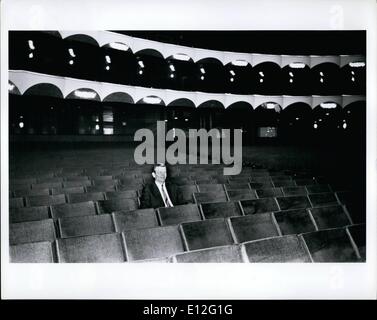 26 déc., 2011 - le Lincoln Center, NY Le maire John C. Lindsay assise seule comme la première ''Spectator'' au nouveau Metriopolitan Opera House alors qu'il tente de les sièges de l'orchestre. Son commentaire a été ''Plebty de jambes' Banque D'Images