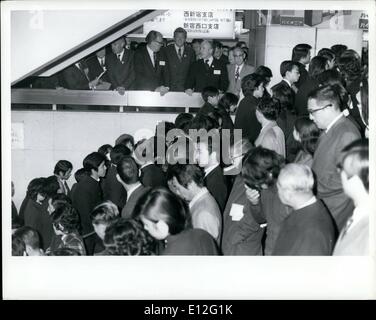 26 déc 2011 - Lindsay à Tokyo - Le maire de New York, John Lindsay, regarder la foule de voyageurs à la gare de Shinjuku à Tokyo pendant l'heure de pointe du matin. Banque D'Images