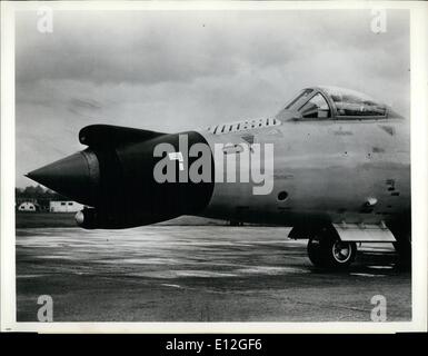 10 janvier 2012 - pour un nez rouge haut. Une première version de photographie du nez de la British SC.9, un jet de Canberra converti par court-circuit Bros. et Harland à Belfast, en Irlande du Nord. Le proboscis est nouvelle pour l'une des dernières d'origine de chasse air-to-air missiles guidés, le de Havilland Red top. Tops rouge (non illustré) ont des détecteurs infra-rouge et la proximité des fusibles qui faire evfen un presque accident fatal. De petite taille, léger, qu'ils soient réclamés extrêmement vite et tout aussi efficace à faible niveau des plus grandes hauteurs de vol habité. Publié Pic d'août 1961 Banque D'Images