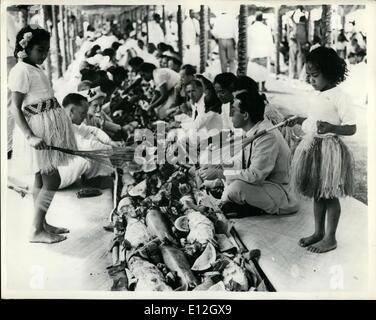 10 janvier 2012 - LA FÊTE ROYALE DANS TONGA - Photo d'origine. Les filles de Tonga le fouet DES INSECTES. PHOTO MONTRE :- deux petites filles de Tonga d'un fouet, d'insectes de l'alimentation, au cours de la grande fête en plein air à Nukualofa, qui a été suivi par la reine Elizabeth II. Plus de 1000 personnes y compris la reine, mangeaient avec leurs doigts car Tongans n'utilisez pas de couteaux et fourchettes. Banque D'Images