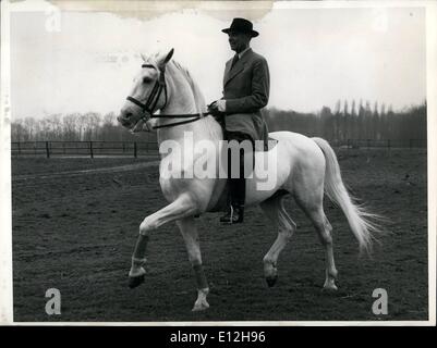 10 janvier 2012 - Le monde célèbre Lippizzans (cheval blanc). de la Cour espagnole d'Équitation de Vienne sont venus à l'Allemagne pour montrer à Dortmund leur art de l'équitation. Notre photo montre le Colonel Prodhaski défilant au cours de l'entraînement matinal à Dortmund. Banque D'Images