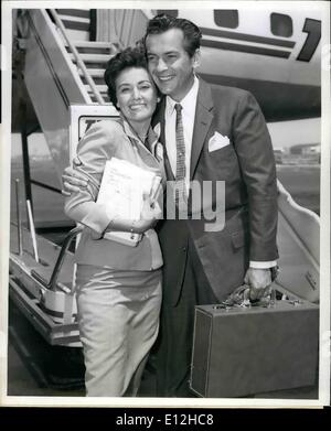 04 janvier 2012 - TV star de Maverick, Jack Kelly et sa belle épouse, l'actrice peut Wynn, look lovely Dovey à leur arrivée via TWA de Los Angeles. Ils seront avec nous pour quelques jours pour affaires. Banque D'Images