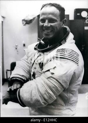 24 février 2012 - Membre du Crrw de deuxième mission Skylab habités : photo montre le Skylab 3 Jack R. Lousma astronaute, pilote de la deuxième mission Skylab habités seront lancés le 28 juillet. Il est vu duri gun costume. Banque D'Images
