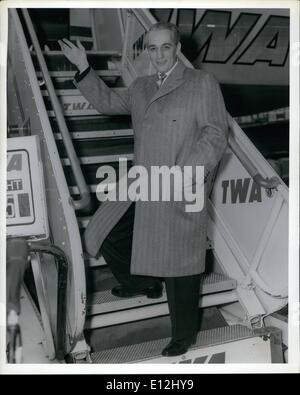 24 février 2012 - L'aéroport de La Guardia, N.Y., 19 avril --- New York Xtimesman Clifton Daniel monte à bord d'un avion de la TWA ici aujourd'hui à Kansas City, Mo., pour son mariage samedi à Mlle Margaret Truman, fille de l'ancien président Truman. Banque D'Images