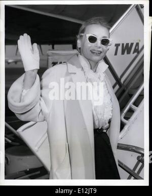 24 février 2012 - L'aéroport Idlewild, N.Y., 10 Mars - Marie Wilson aux formes généreuses des films à bord d'un avion de la TWA ici aujourd'hui pour revenir à Los Angelses. Elle était à New York pour une émission de télévision la semaine dernière. Banque D'Images