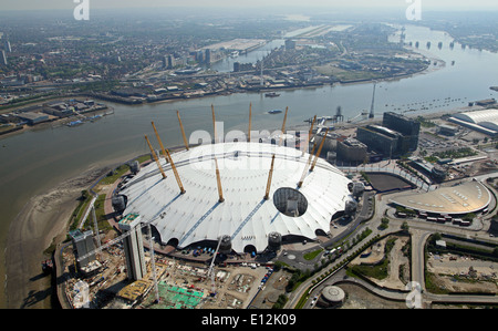 Vue aérienne de l'O2 Arena (anciennement le dôme du millénaire) à Greenwich, London, UK, avec l'aéroport de London City en arrière-plan Banque D'Images