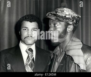 24 février 2012 - John Conteh répond à son titre mondial Challenger : John Conteh, le world light heavyweight champion de boxe, a rencontré aujourd'hui son titre de Challenger, American Lonnie Bennett, The Sportsman's Club à Londres. Le titre combat se déroule à Wembley le 11 mars. Photo montre John Conteh (à gauche) et Lonnie Bennett photo de The Sportsman's Club, à Londres aujourd'hui. Banque D'Images