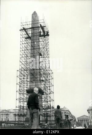 24 février 2012 - obélisque à la place de la Concerde obtient le nettoyage. : Est semble appartiennent typiquement à Paris où sa forme actuelle que depuis quelque 150 ans, avant d'être à Luksor grâce à Ramsès II. Maintenant, c'est nettoyage complet, comme beaucoup d'autres monuments et bâtiments à Paris. Oui, l'obélisque sur la Place de la Concorde à Paris sera propre et blanc aussi. Plates-formes photo montre autour de l'Obélisque en vue de son nettoyage. Banque D'Images