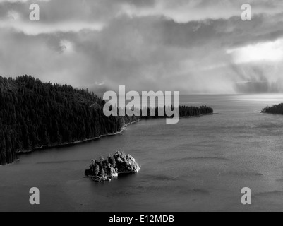 Tempête avec pluie sur Emerald Bay et Fannette Island. Lac Tahoe, en Californie. Banque D'Images