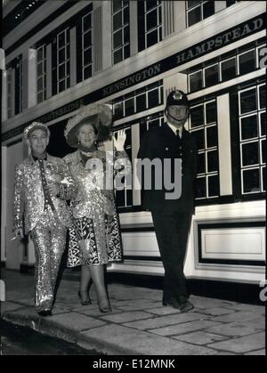 24 février 2012 - English Pub ouvert à Saint Germain : Pearly King présent. Un policier de Londres, le Roi nacré de Famo et sa femme a prêté un typique Ã' ËoeEnglish Touch' pour l'ouverture d'une nouvelle pub à Saint-Germain des Prés, le monde célèbre de Paris qui fut le berceau de l'existentialisme. OPS : Le policier, le Roi et la Reine nacré en photo avant la pub. 1er/68 fév. Banque D'Images