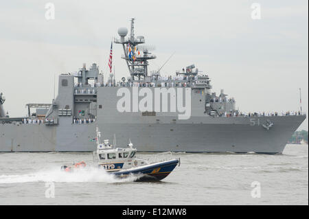 New York, NY - 21 mai, 2014. L'USS Oak Hill (LSD-51), un navire amphibie de la Marine américaine à la fois comptable et du personnel de la Marine américaine, est arrivé dans le port de New York le 21 mai 2014 au début de la Fleet Week. L'USS Oak Hill a été mise en service en juin 1996 et a servi dans la mer Méditerranée, le golfe Persique et sur la Corne de l'Afrique. La Fleet Week apporte autour de 1 500 marins, marines et gardes-côtes des États-Unis à New York, avec des visites de navires, des démonstrations aériennes et des défilés. (© Terese Loeb Kreuzer 2014) Credit : Terese Loeb Kreuzer/Alamy Live News Banque D'Images