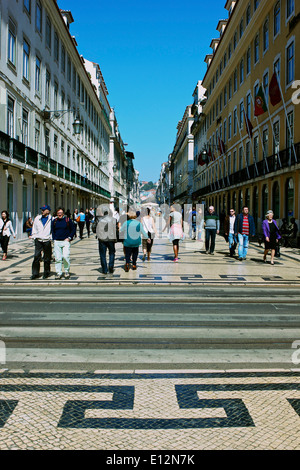 Afficher le long de mosaïques piétonne élégante élégante Rua Augusta Lisbonne Portugal Europe de l'ouest Banque D'Images