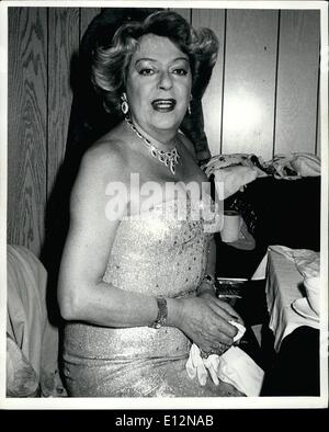 24 février 2012 - New York CIty--Mars 5, 1981--les coulisses de ''Freddy's Cabaret'' sur le 49st. Cristine Jorgensen se prépare pour son club nocturne loi. Banque D'Images