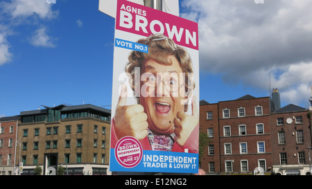 Une affiche électorale pour Agnes Brown, mieux connu sous le nom de caractère tv Mme Brown a joué par Brendan O'Carroll, à Dublin Banque D'Images