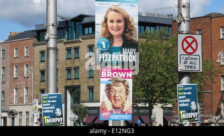 Une affiche électorale pour Agnes Brown, mieux connu sous le nom de caractère tv Mme Brown a joué par Brendan O'Carroll, à Dublin Banque D'Images