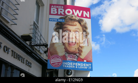 Une affiche électorale pour Agnes Brown, mieux connu sous le nom de caractère tv Mme Brown a joué par Brendan O'Carroll, à Dublin Banque D'Images