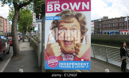 Une affiche électorale pour Agnes Brown, mieux connu sous le nom de caractère tv Mme Brown a joué par Brendan O'Carroll, à Dublin Banque D'Images