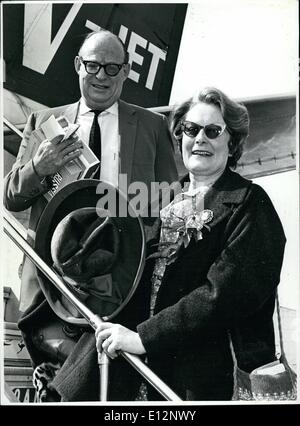 24 février 2012 - M. et Mme Russell Drysdale ont photographié à leur départ de Sydney pour le Royaume-Uni le 14 août 1965. L'un des plus grands artistes d'Australie, M. Drysdale, à Londres pour organiser une exposition d'un seul homme de son travail aux Leicester Galleries. Le soir de son départ, il a reçu le Brittianica Australia Award 1965 pour l'art avec un prix de 000. Banque D'Images