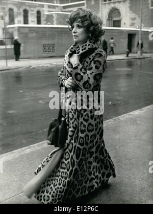 24 février 2012 - New York - Gina Lollobrigida, ici pour mission photographique privée (elle n'a une bonne partie de ce genre de chose par des professionnels), en promenade. L'actrice a été vertement critiqué pour ses fourrures en particulier cette longueur cheville tourbillonnant Leopard par les amoureux des animaux enragés. Banque D'Images