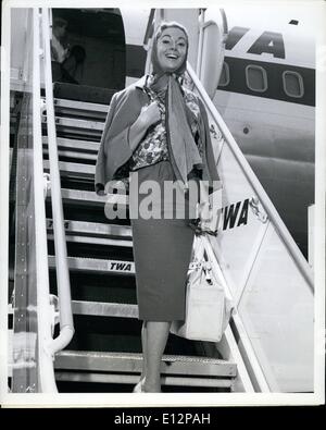 24 février 2012 - Cross-country commuter t fays TV Personality Jayne Meadows vu ici gladdening l'aéroport place avant d'embarquer à bord d'un avion de la TWA à Los Angeles,était en a gagné pendant quelques jours à la télévision. Banque D'Images